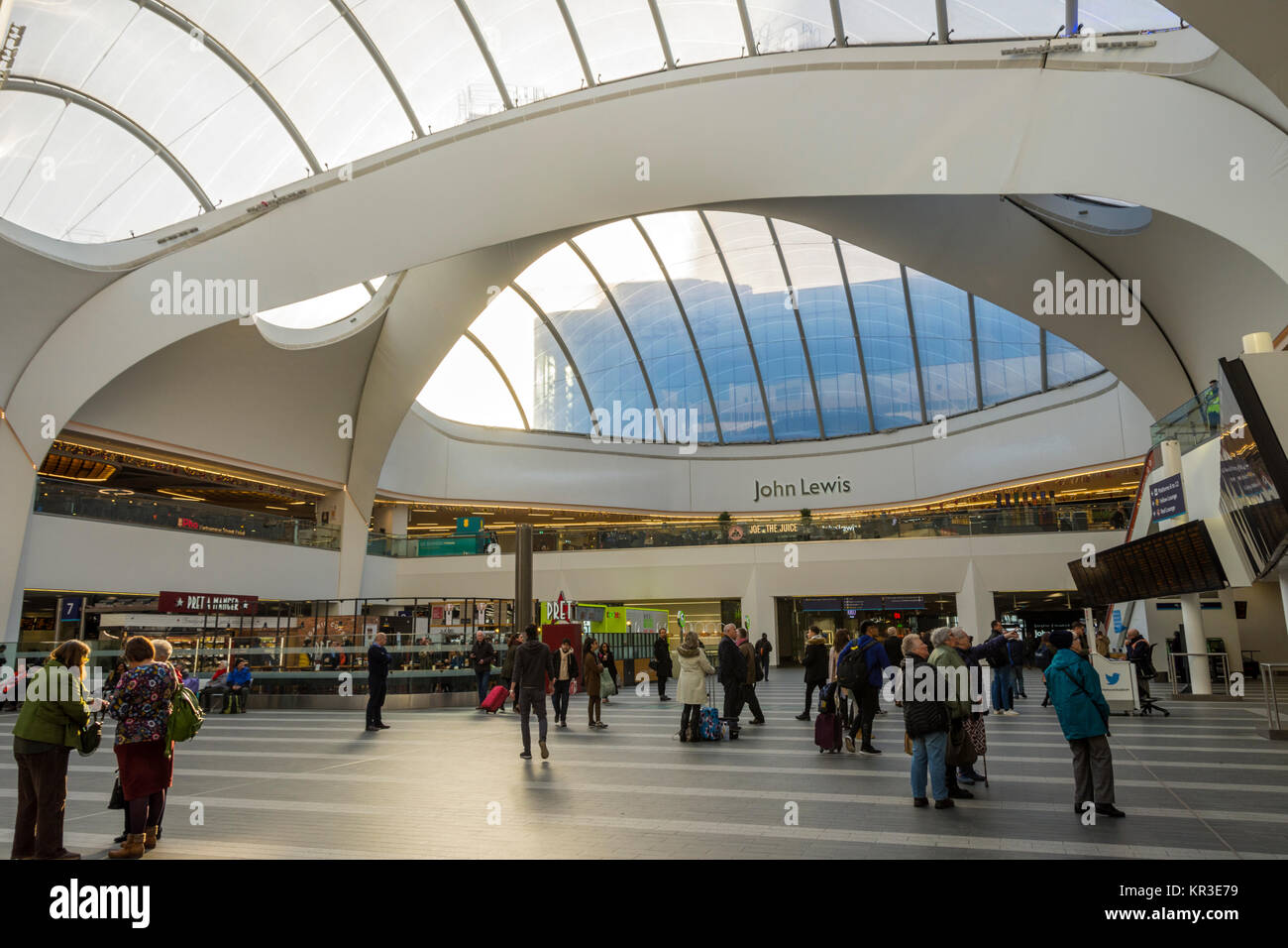 L'atrio al nuovo Street stazione ferroviaria Grand Central complessa, Birmingham, Inghilterra, Regno Unito Foto Stock