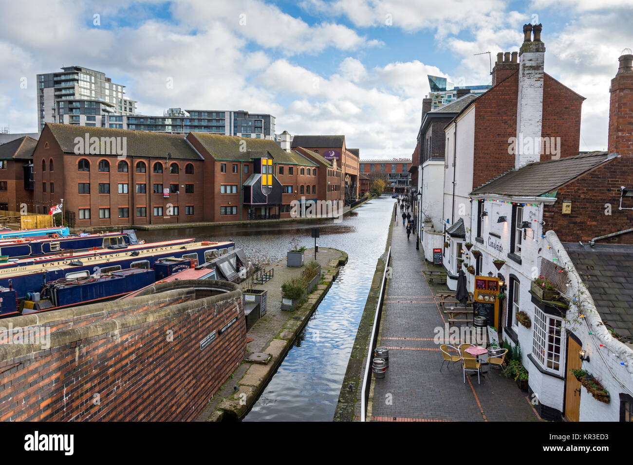 Il Worcester e Birmingham Canal nel punto di giunzione con la BCN Linea principale canal, Gas Street Basin, Birmingham, Inghilterra, Regno Unito Foto Stock