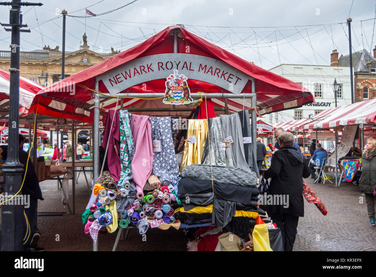 Un tessile stallo nella piazza del mercato, a Newark-on-Trent, Nottinghamshire, England, Regno Unito Foto Stock