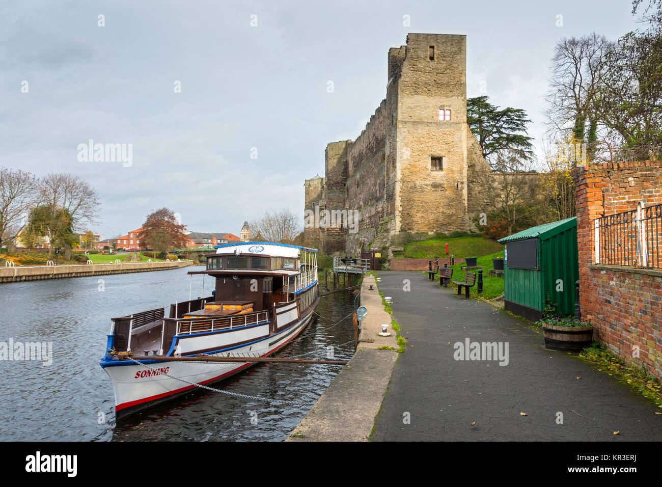 La Edwardian crociera lungo il fiume M.T. Sonning (Newark Castle Linea) sul fiume Trento a Newark-on-Trent, Nottinghamshire, Inghilterra, Regno Unito. Il castello dietro. Foto Stock