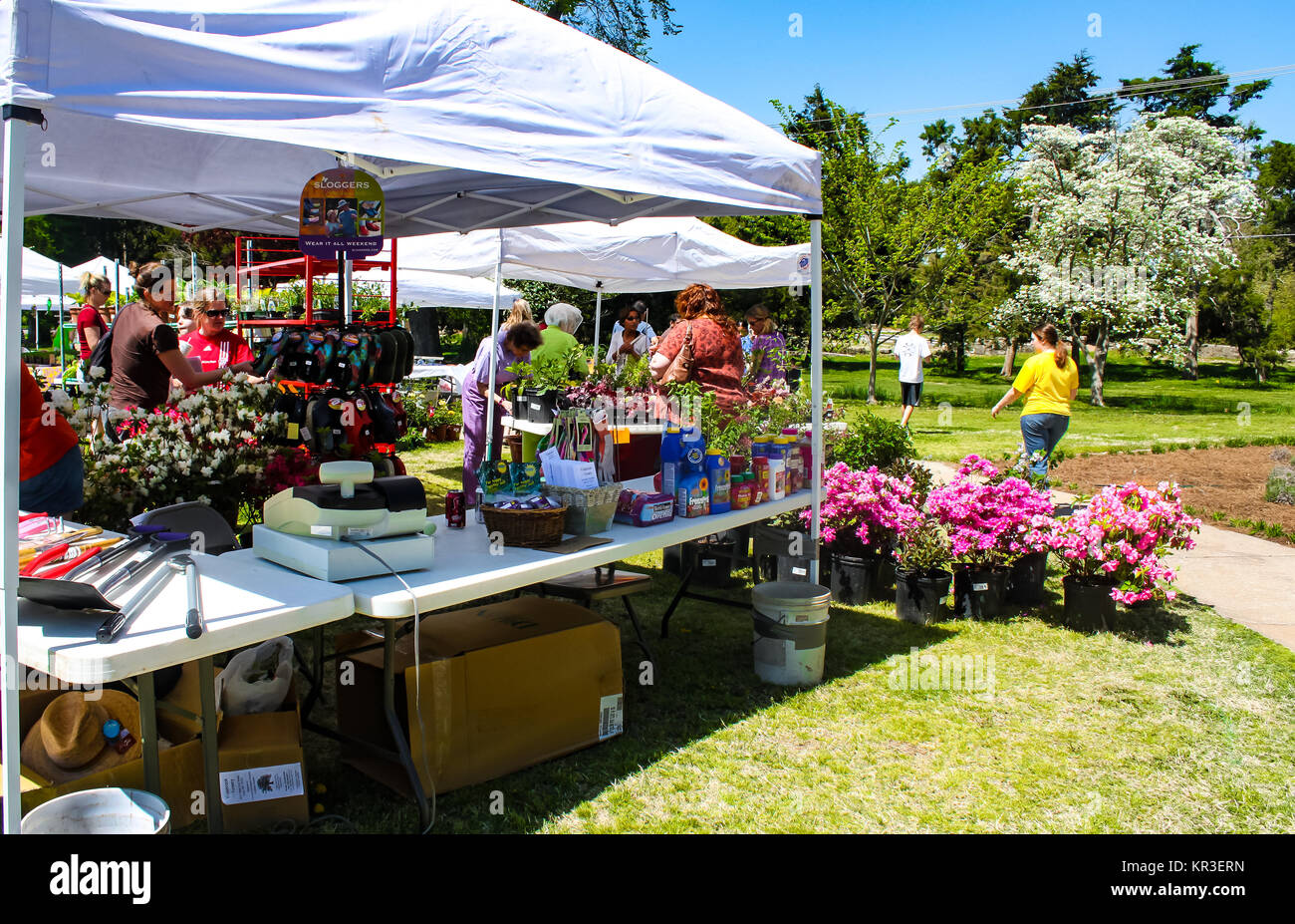 Fornitore tenda con fiori per la vendita e i clienti a Spring Garden Show a Tulsa Centro giardino - Tulsa USA circa aprile 2010 Foto Stock