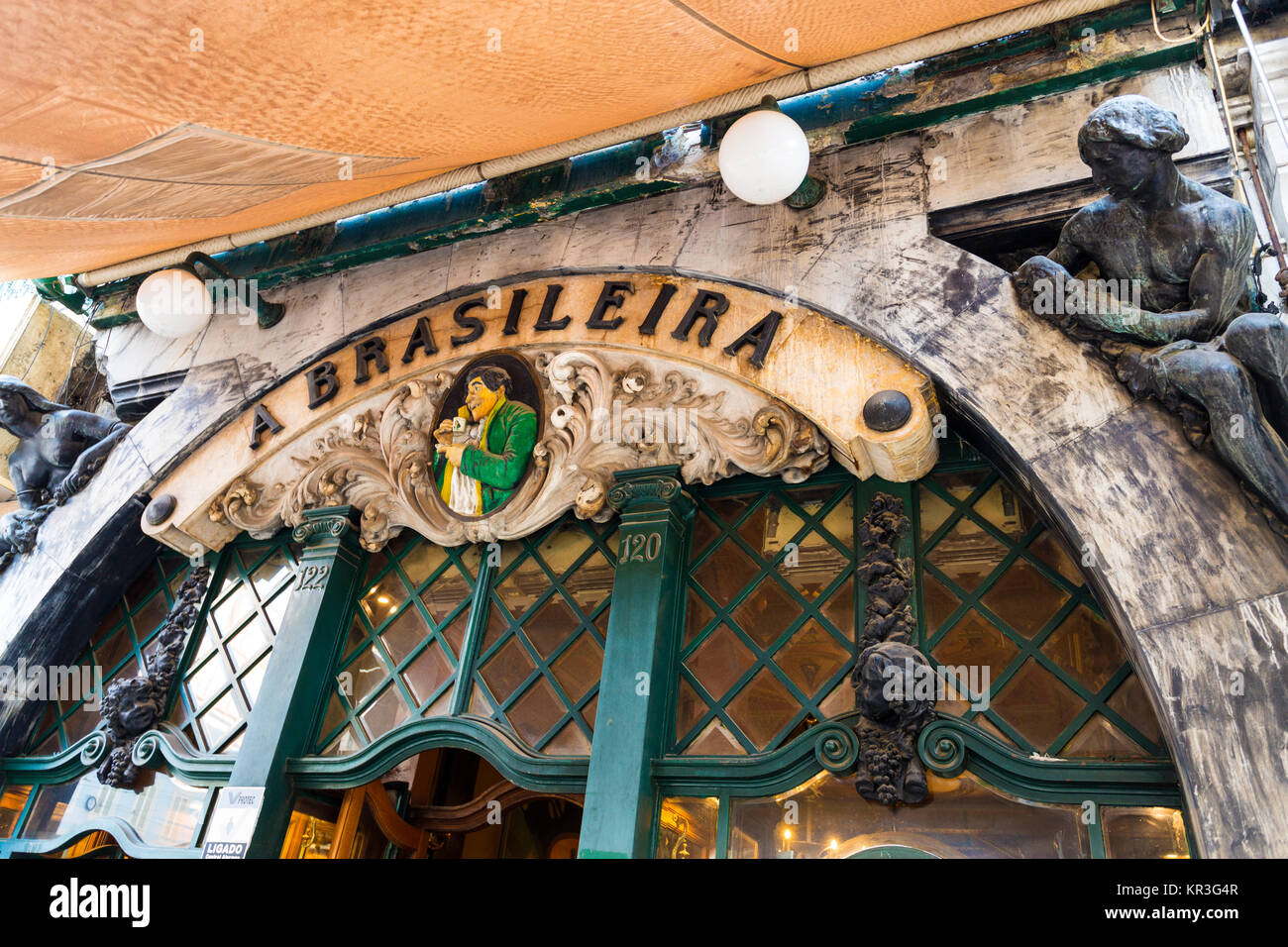Café A Brasileira, famoso nel vecchio quartiere di Lisbona, aperto nel 1905 ed è stato il punto di incontro per gli intellettuali, artisti, scrittori e free-thi Foto Stock