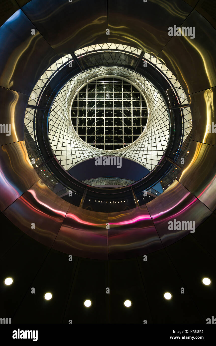 Vista da livelli inferiori fino attraverso l'Occhio al cielo Reflector-Net in cima al Fulton Center transit hub, Manhattan, New York, Stati Uniti d'America Foto Stock