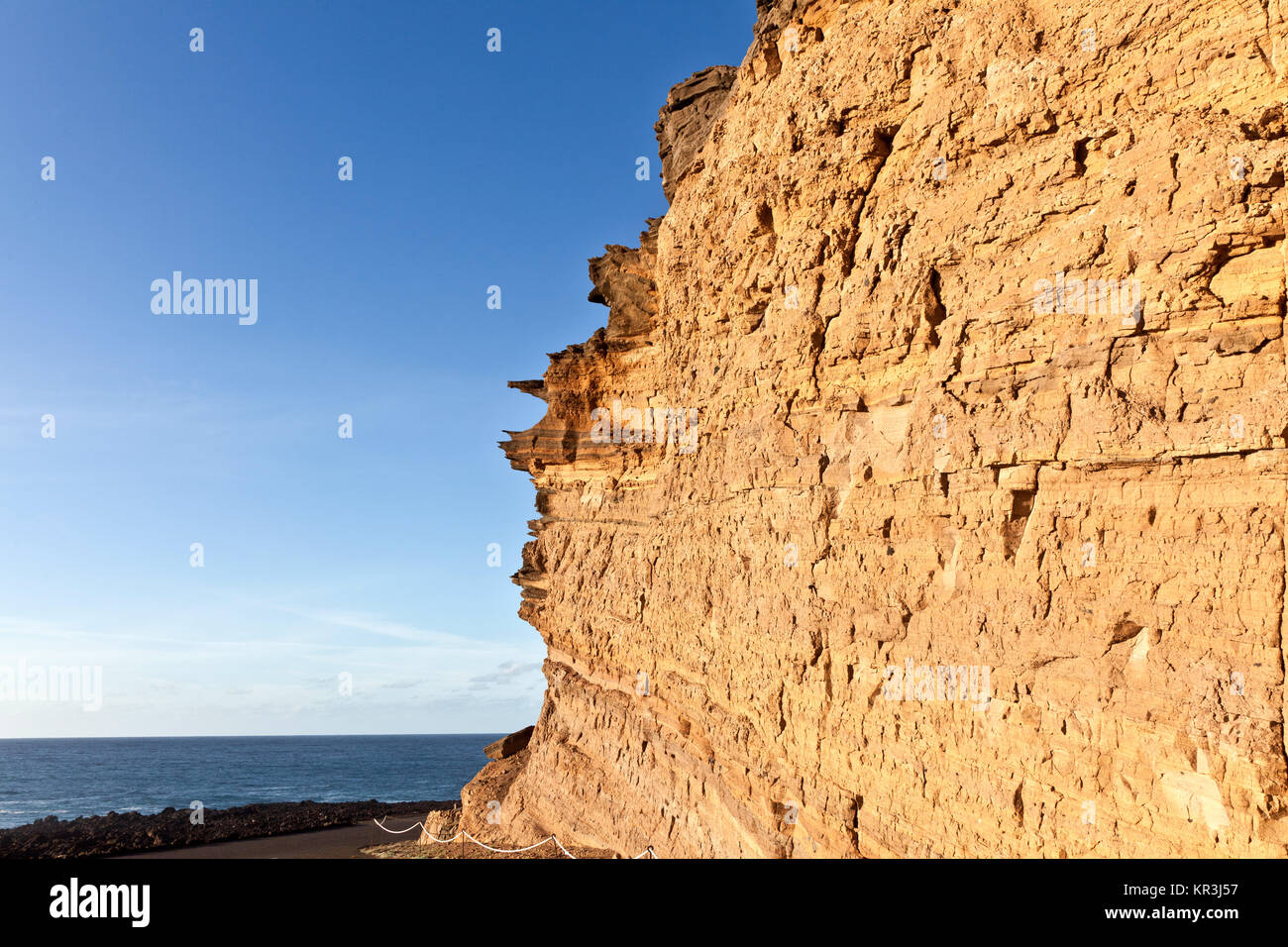 Rock in lanzarote con cielo blu Foto Stock