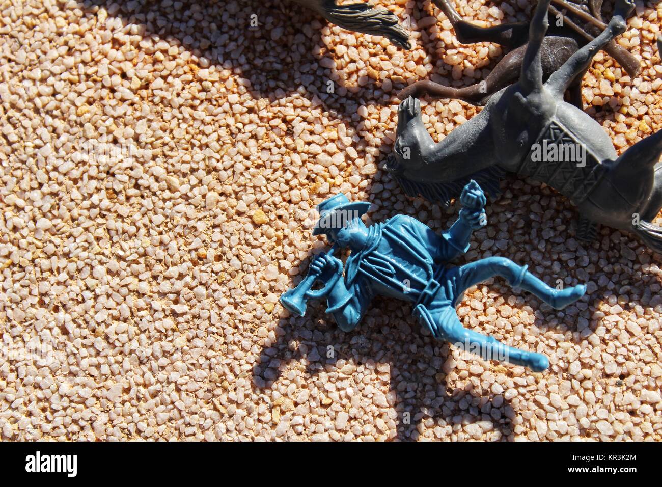 Giocattoli colorati dei figli disordinati sul pavimento texture Foto Stock