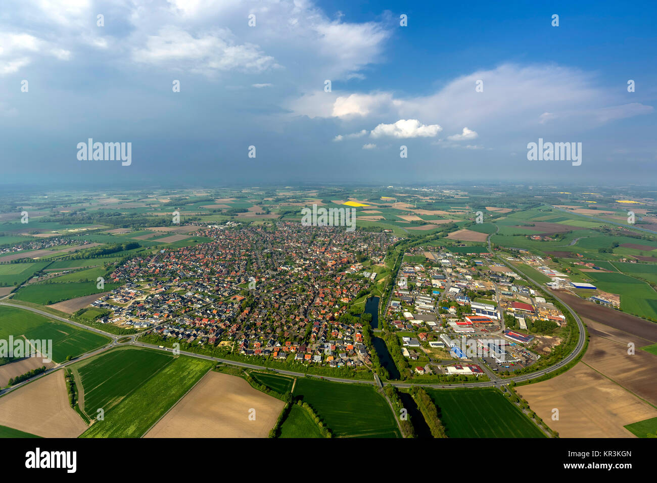 Olfen, città nel verde, cielo nuvoloso su Olfen, Münsterland, Olfen, Renania settentrionale-Vestfalia, Germania, Europa, vista aerea, uccelli-occhi vista, vie aeree Foto Stock
