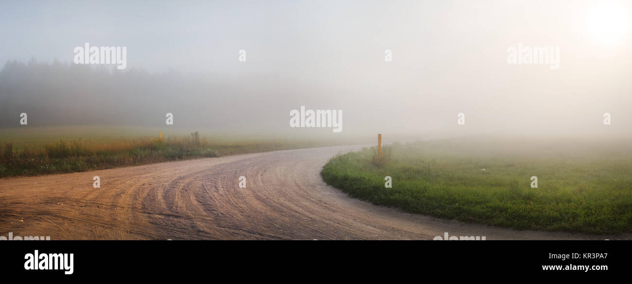 Strada di ghiaia nella nebbia Foto Stock