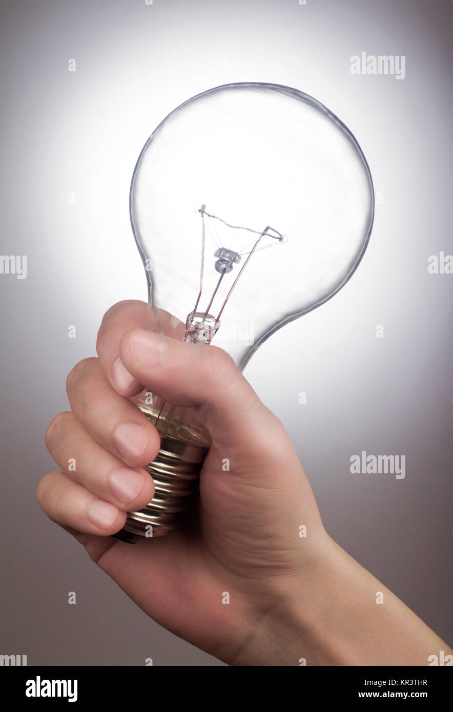 Mano che tiene una lampadina Foto Stock