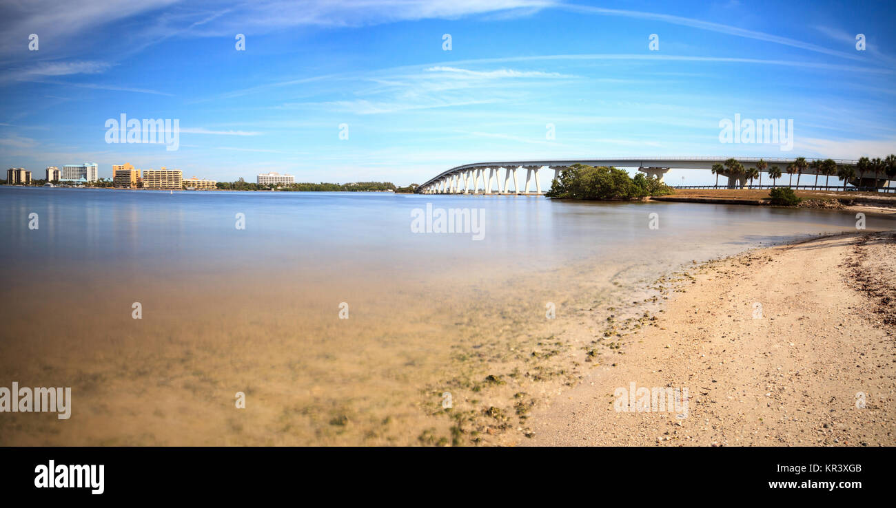 Vista della spiaggia di Sanibel Causeway ponte che attraversa San Carlos Bay a condurre in Sanibel Island, Florida Foto Stock