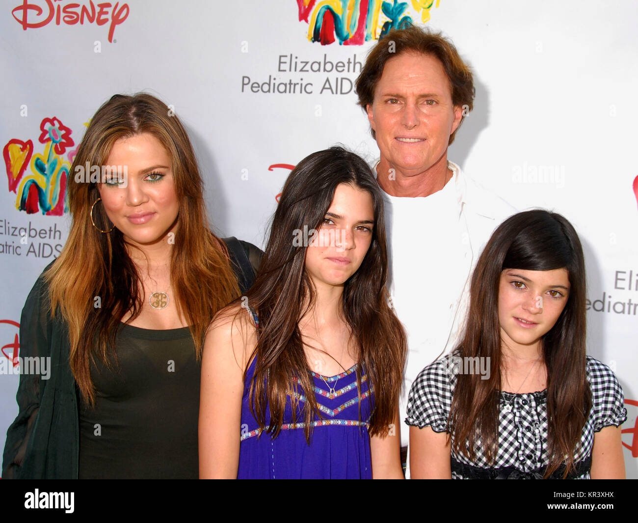 LOS ANGELES, CA - 08 giugno: personaggi televisivi Khloe Kardashian, Kendall Jenner, Bruce Jenner e Kylie Jenner frequentare il xix annuale "Un tempo per gli eroi' beneficio per la Elizabeth Glaser pediatrico Aids Foundation tenutosi a Wadsworth Theatre il 8 giugno 2008 a Los Angeles, California. Foto di Barry re/Alamy Stock Photo Foto Stock