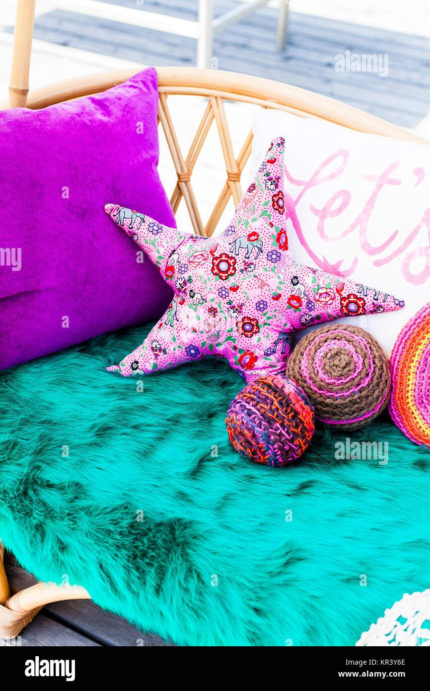 Cuscini colorati su un divano Foto Stock