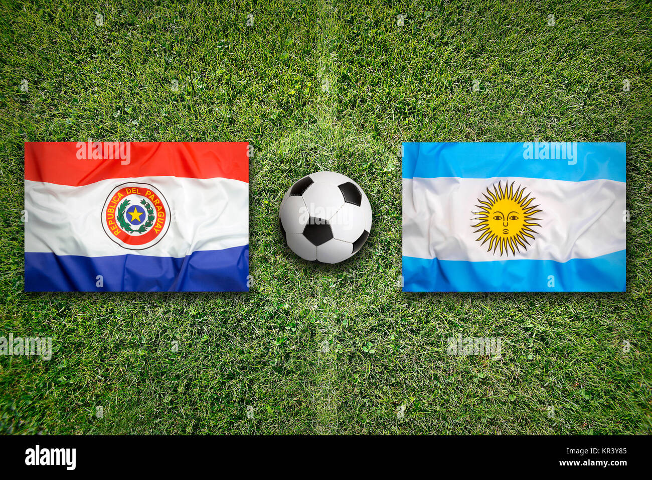 Paraguay - Argentina bandiere sul verde del campo di calcio Foto Stock