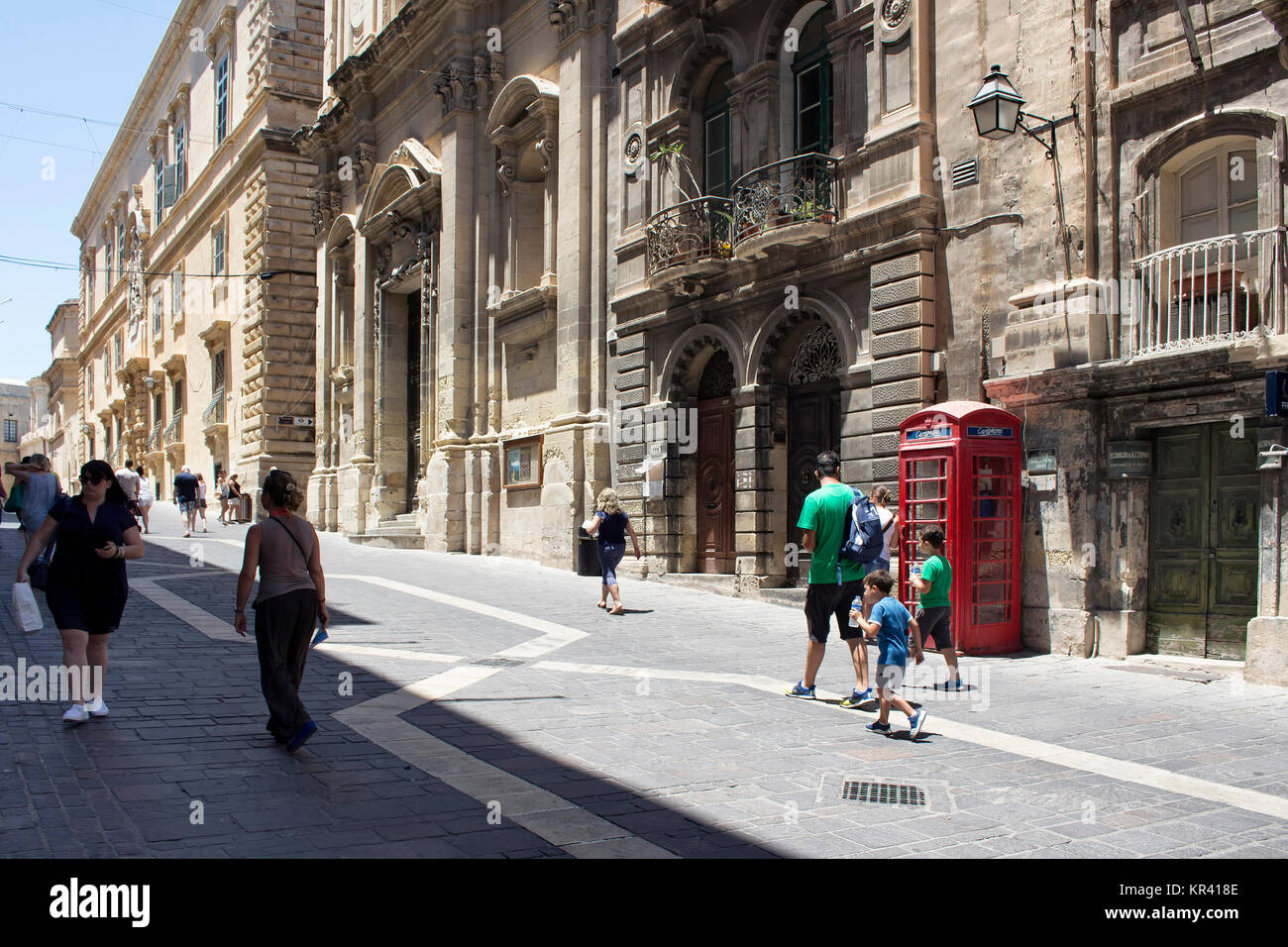 La gente a piedi su una vecchia strada storica nella città di La Valletta / Malta. È la capitale dell'isola mediterranea nazione di Malta. Foto Stock