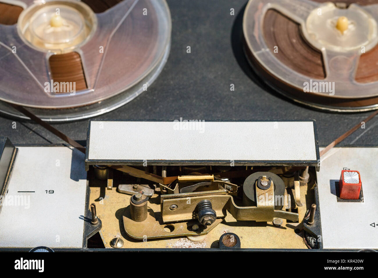 Il nastro di registrazione è inserito nelle guide meccaniche Foto Stock