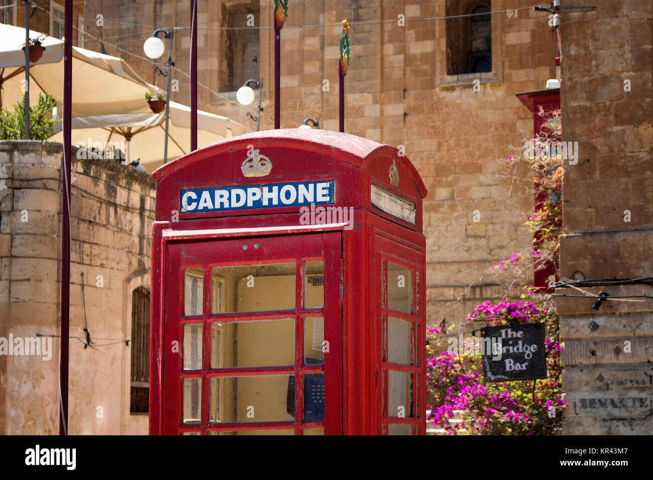 Vista del vecchio stile retrò street casella Telefono a La Valletta / Malta. Foto Stock