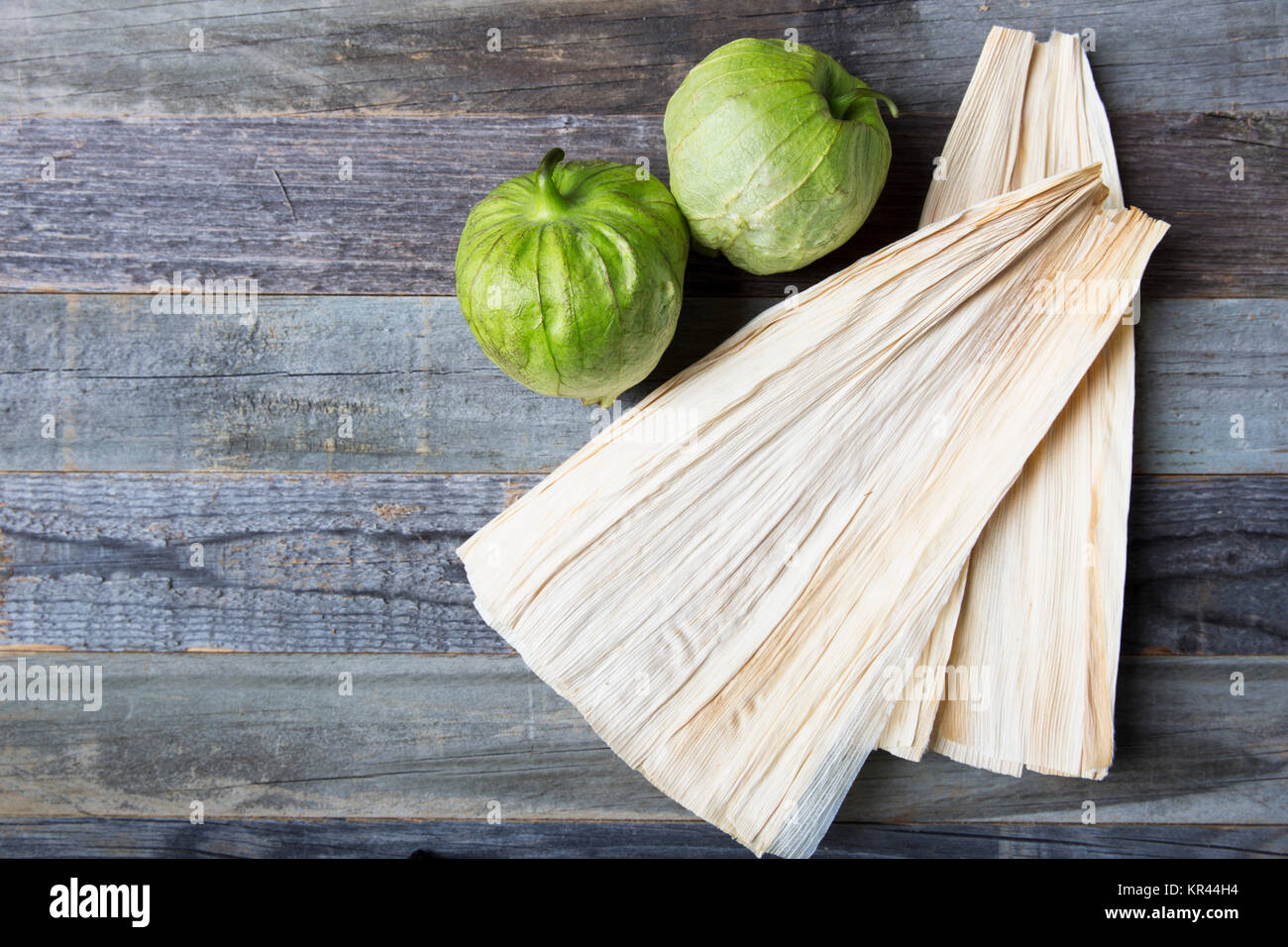 Tomatillos e bucce di mais Foto Stock