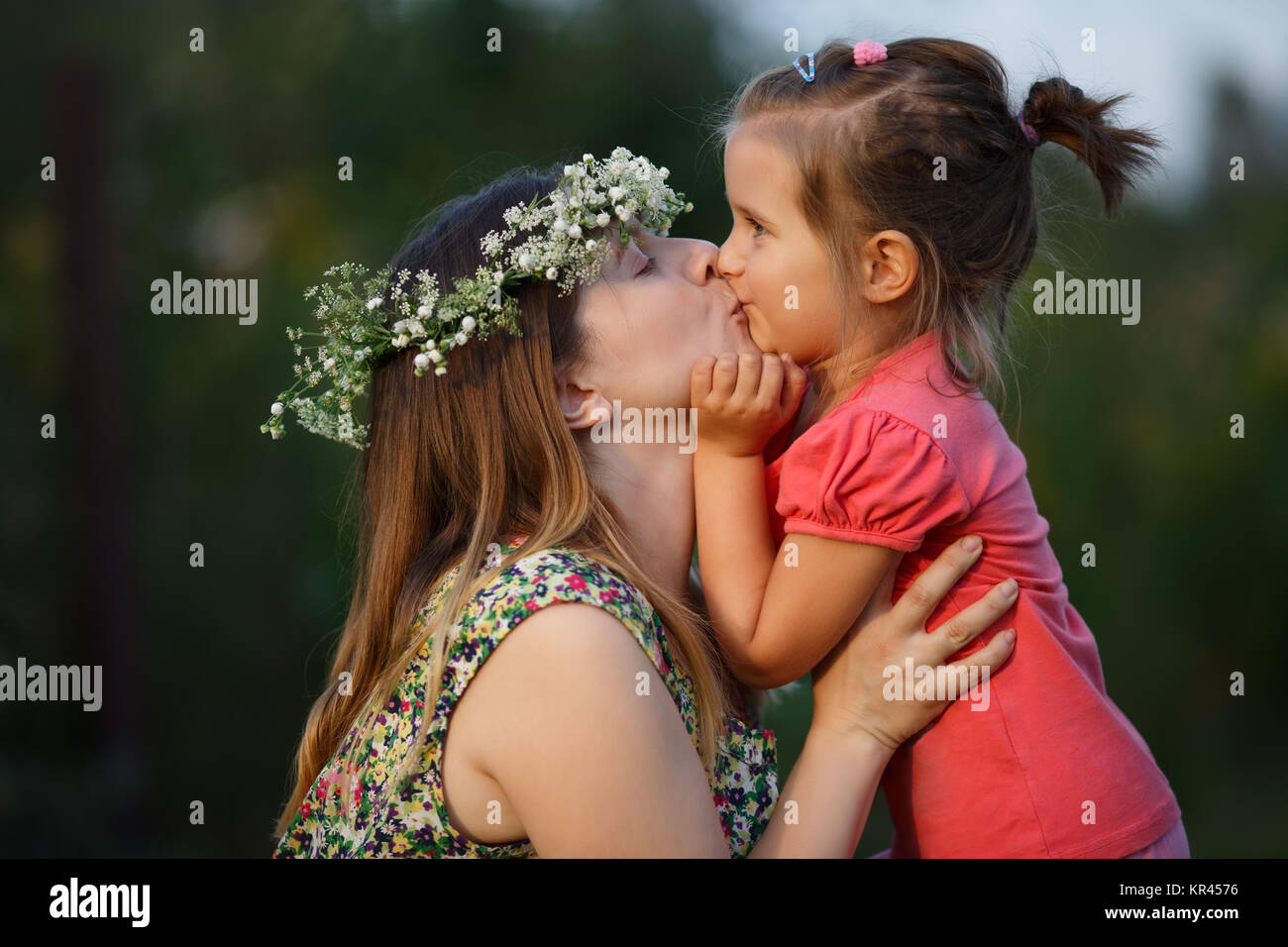 Bacio di madre e figlia Foto Stock