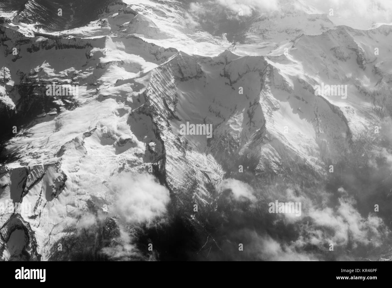 Vista sulle montagne. Bianco e nero paesaggio. Picco di montagna di rocce coperte da neve. La gamma della montagna. catena montuosa. Le montagne con la neve ridge. Monti più alti nel mondo Foto Stock