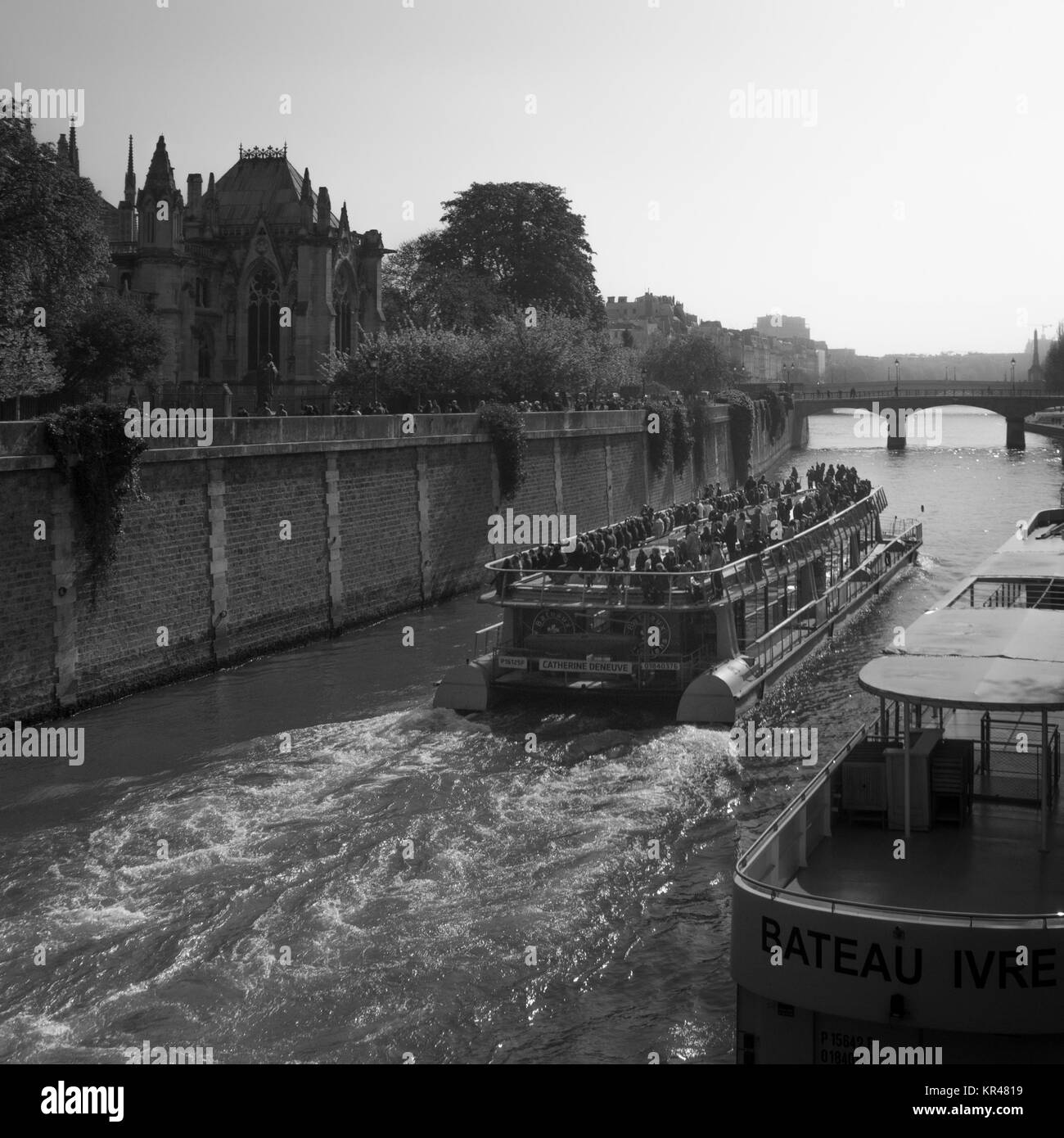 Parigi, Francia - 7 April 2017. Notre Dame de Paris, bianco e nero, mostrando la sua architettura gotica, Parigi Francia Foto Stock