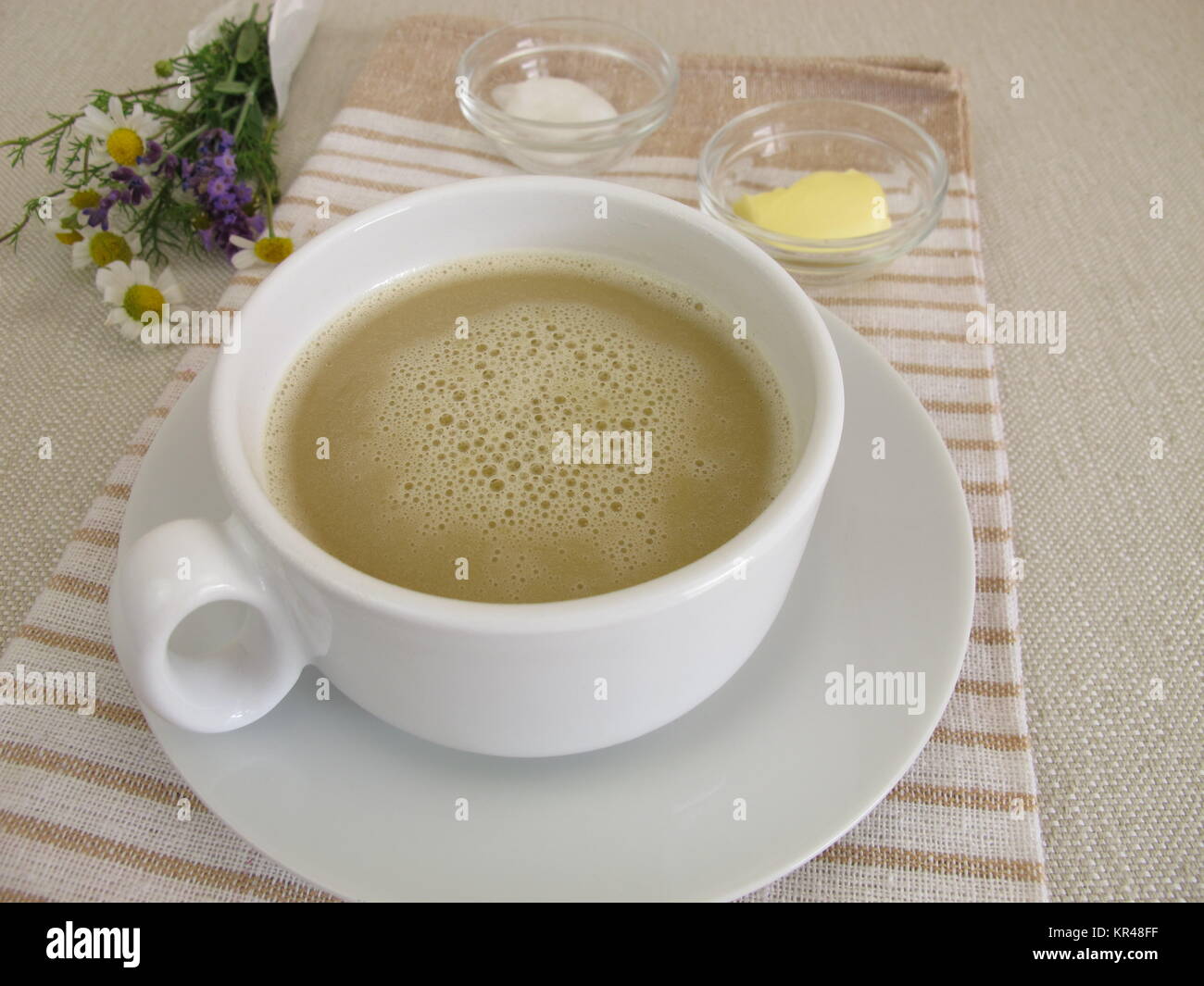 una tazza di caffè al burro - caffè nero con burro e olio di cocco per  colazione Foto stock - Alamy