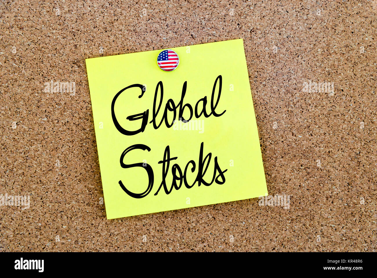 Testo scritto le scorte globali su carta gialla nota Foto Stock