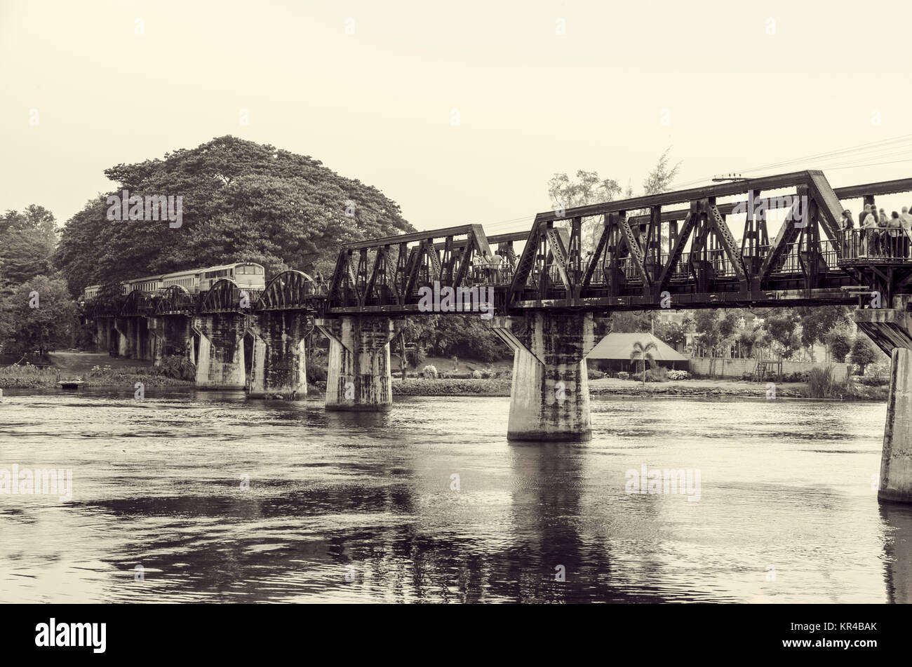 In bianco e nero il ponte sul Fiume Kwai Foto Stock