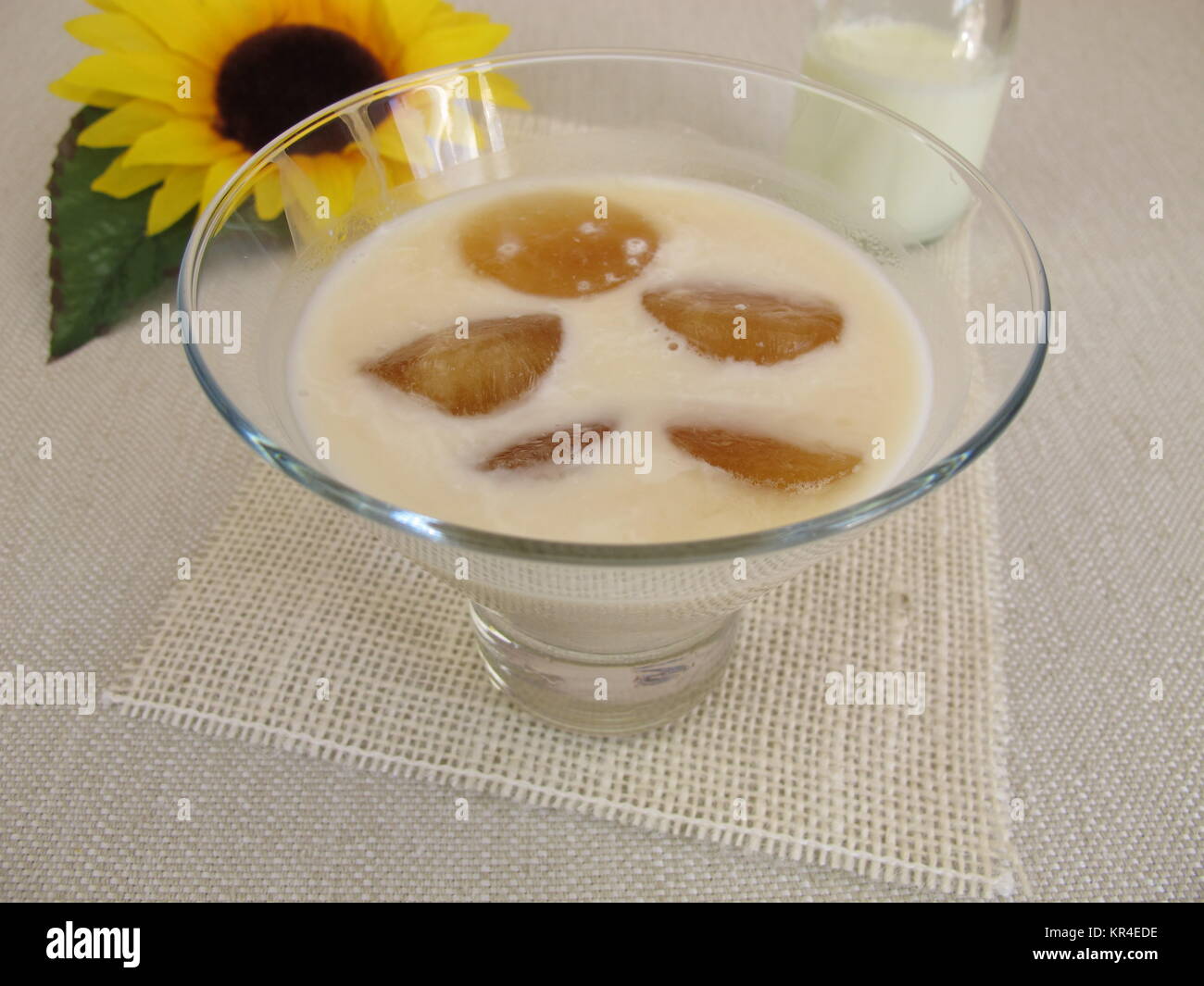 Il caffè di cubetti di ghiaccio nel latte Foto Stock
