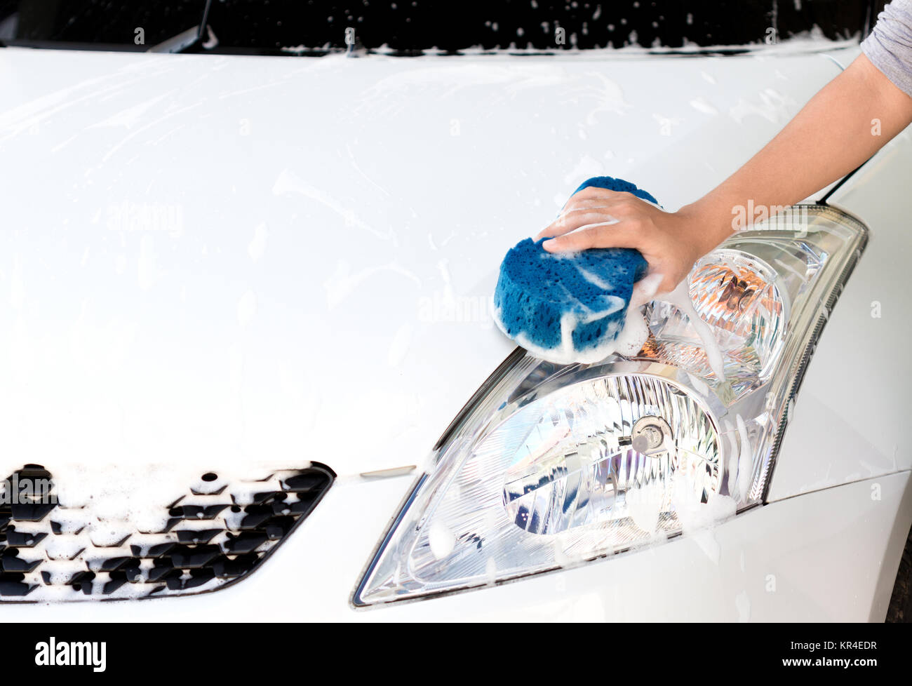 Mano usando una spugna lavaggio auto Foto stock - Alamy