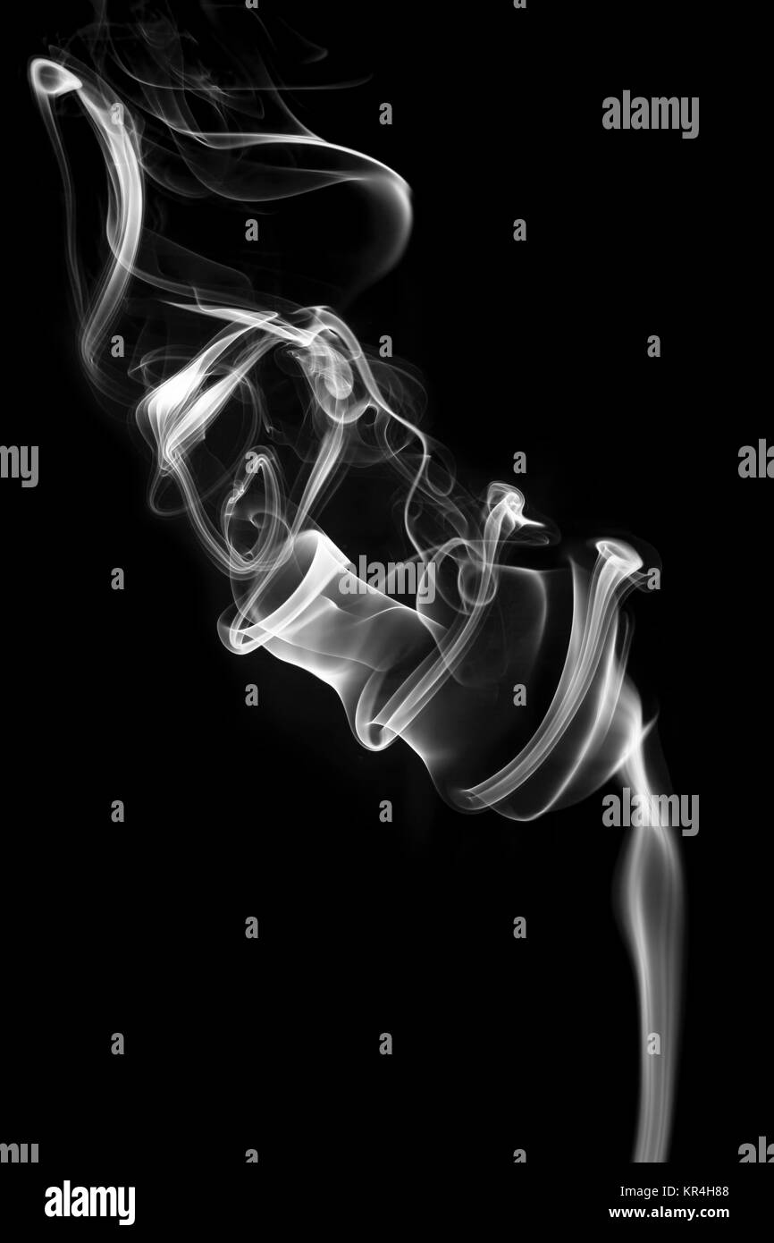 Grauer Rauch auf schwarzem Hintergrund Foto Stock