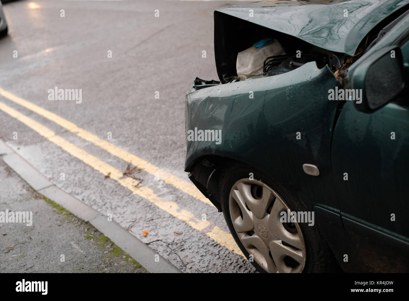 Dicembre 2017 - Albero 1 - Auto 0, vecchio verde auto danneggiato dove si imbatté in una struttura ad albero Foto Stock
