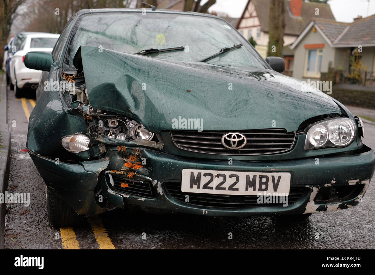 Dicembre 2017 - Albero 1 - Auto 0, vecchio verde auto danneggiato dove si imbatté in una struttura ad albero Foto Stock