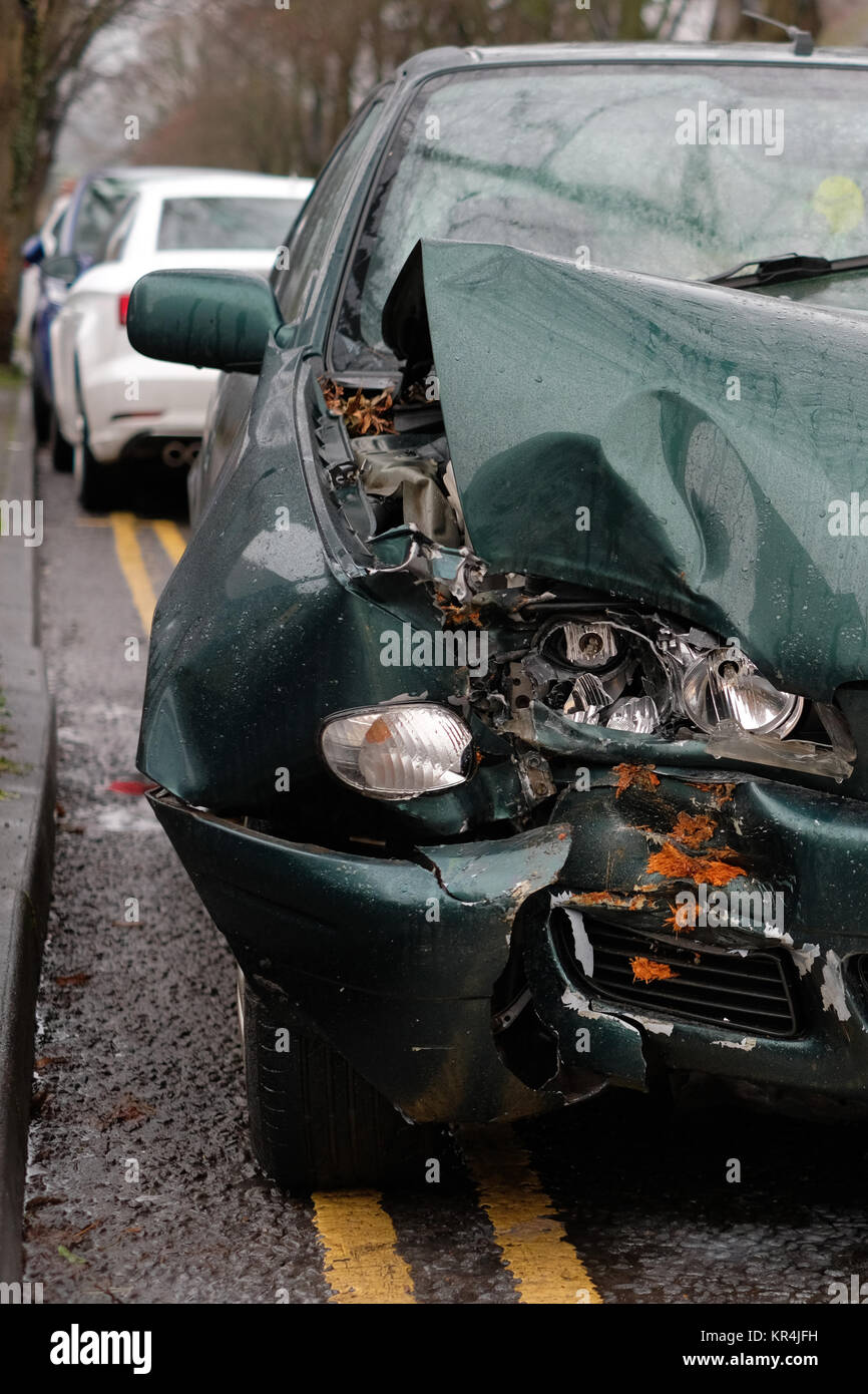 Dicembre 2017 - Albero 1 - Auto 0, vecchio verde auto danneggiato dove si imbatté in una struttura ad albero Foto Stock