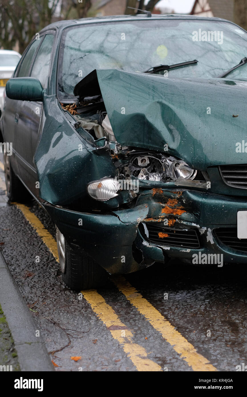 Dicembre 2017 - Albero 1 - Auto 0, vecchio verde auto danneggiato dove si imbatté in una struttura ad albero Foto Stock