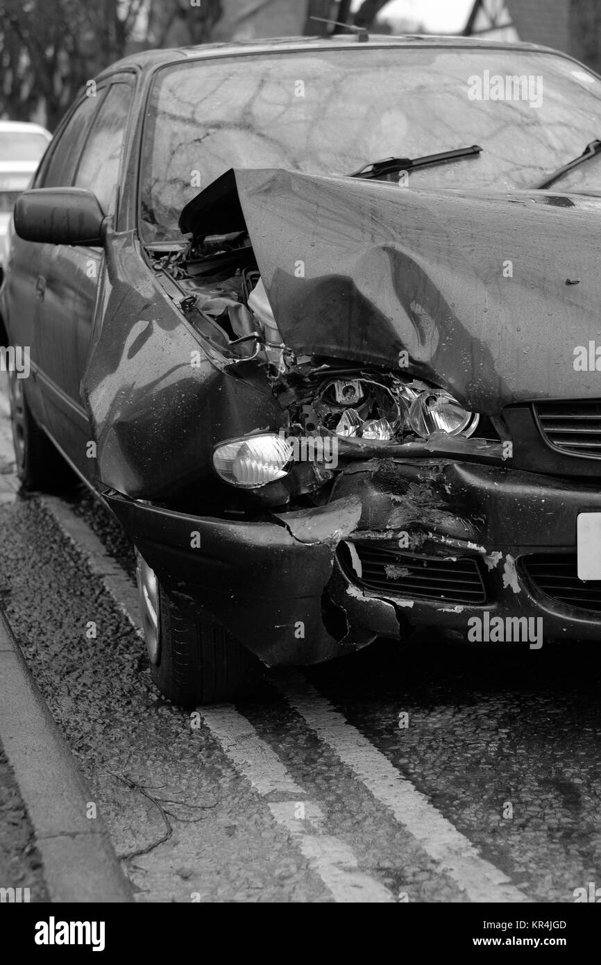 Dicembre 2017 - Albero 1 - Auto 0, vecchio verde auto danneggiato dove si imbatté in una struttura ad albero Foto Stock