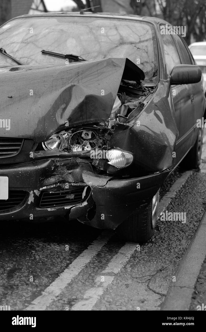 Dicembre 2017 - Albero 1 - Auto 0, vecchio verde auto danneggiato dove si imbatté in una struttura ad albero Foto Stock