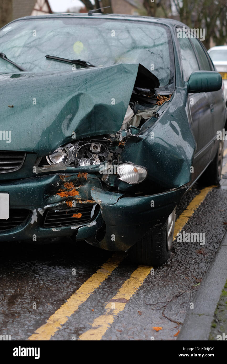 Dicembre 2017 - Albero 1 - Auto 0, vecchio verde auto danneggiato dove si imbatté in una struttura ad albero Foto Stock