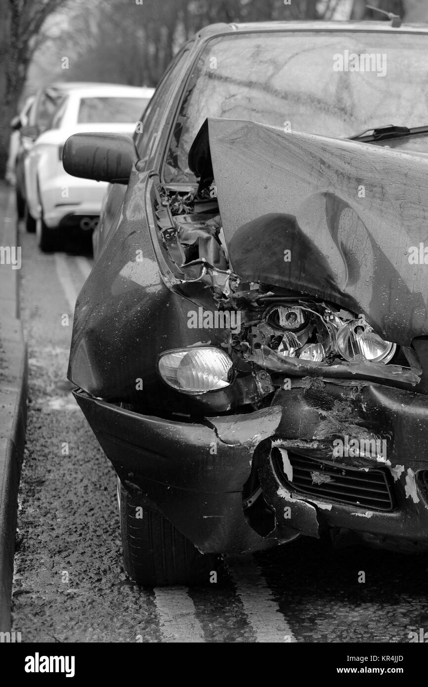 Dicembre 2017 - Albero 1 - Auto 0, vecchio verde auto danneggiato dove si imbatté in una struttura ad albero Foto Stock