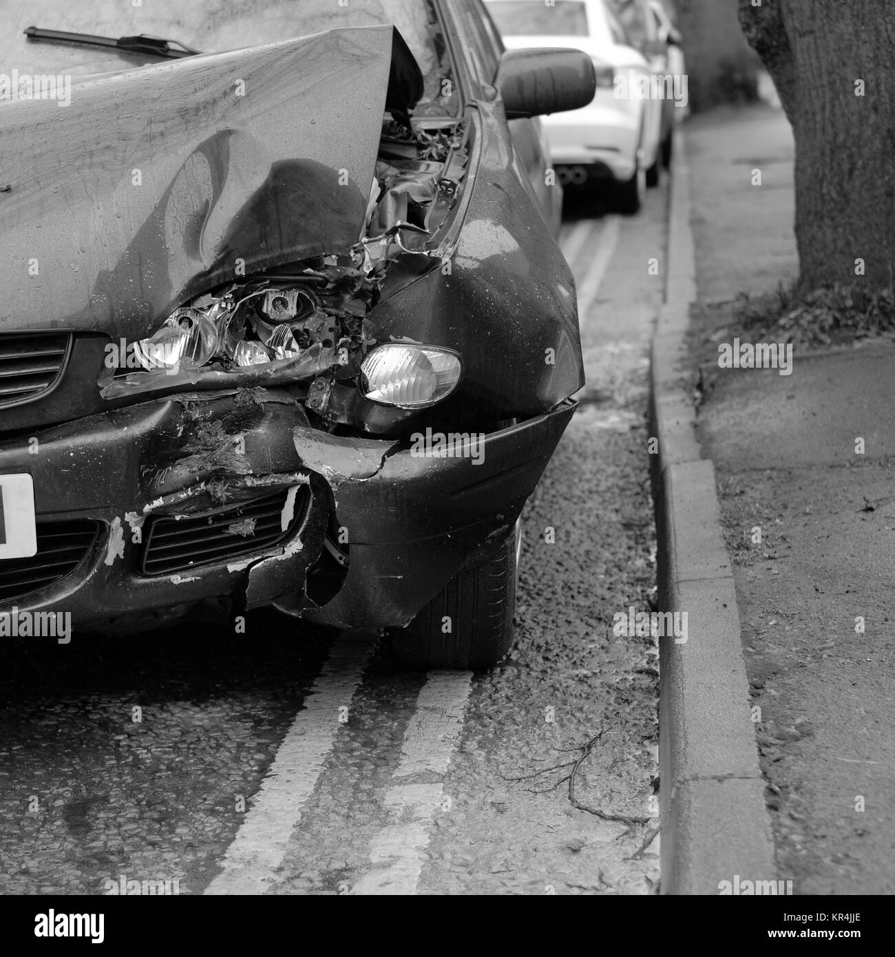 Dicembre 2017 - Albero 1 - Auto 0, vecchio verde auto danneggiato dove si imbatté in una struttura ad albero Foto Stock