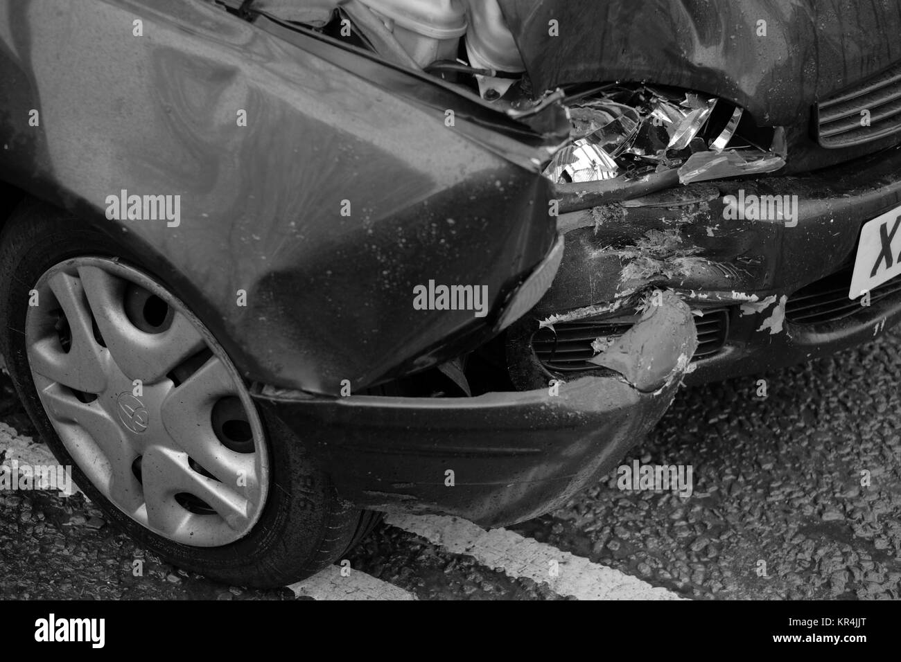 Dicembre 2017 - Albero 1 - Auto 0, vecchio verde auto danneggiato dove si imbatté in una struttura ad albero Foto Stock