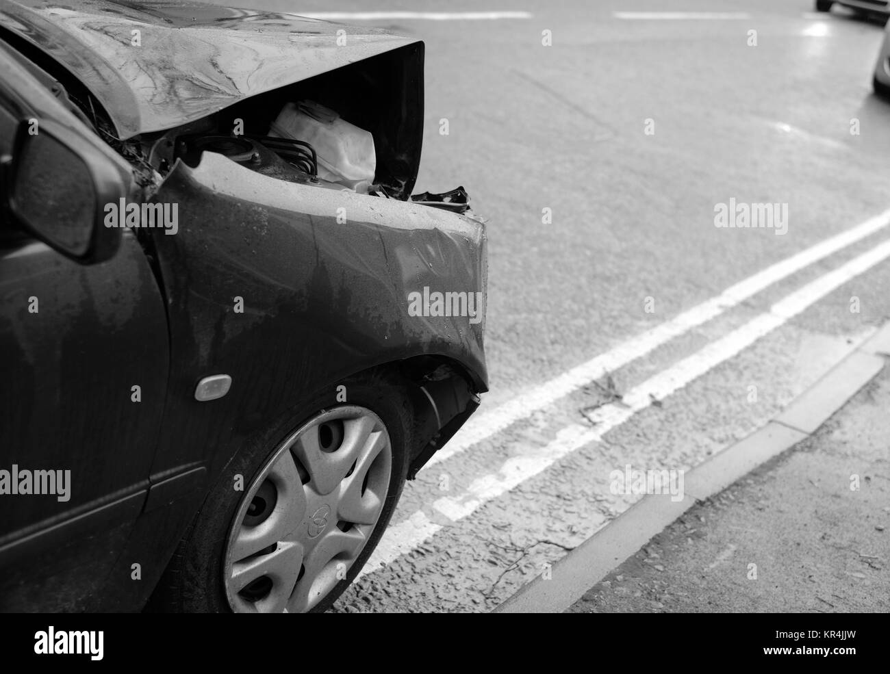 Dicembre 2017 - Albero 1 - Auto 0, vecchio verde auto danneggiato dove si imbatté in una struttura ad albero Foto Stock