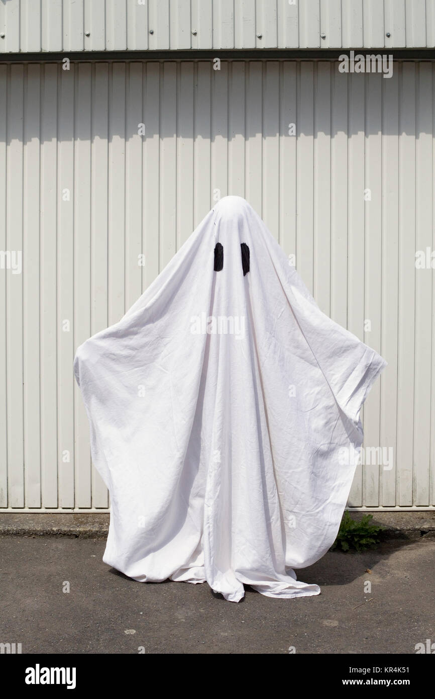 Un fantasma bianco di fronte a una porta di garage Foto Stock