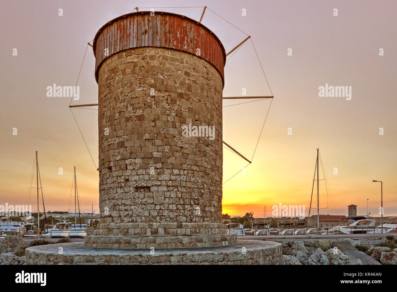 Il tramonto in un mulino a vento del vecchio porto di Rodi, Grecia Foto Stock