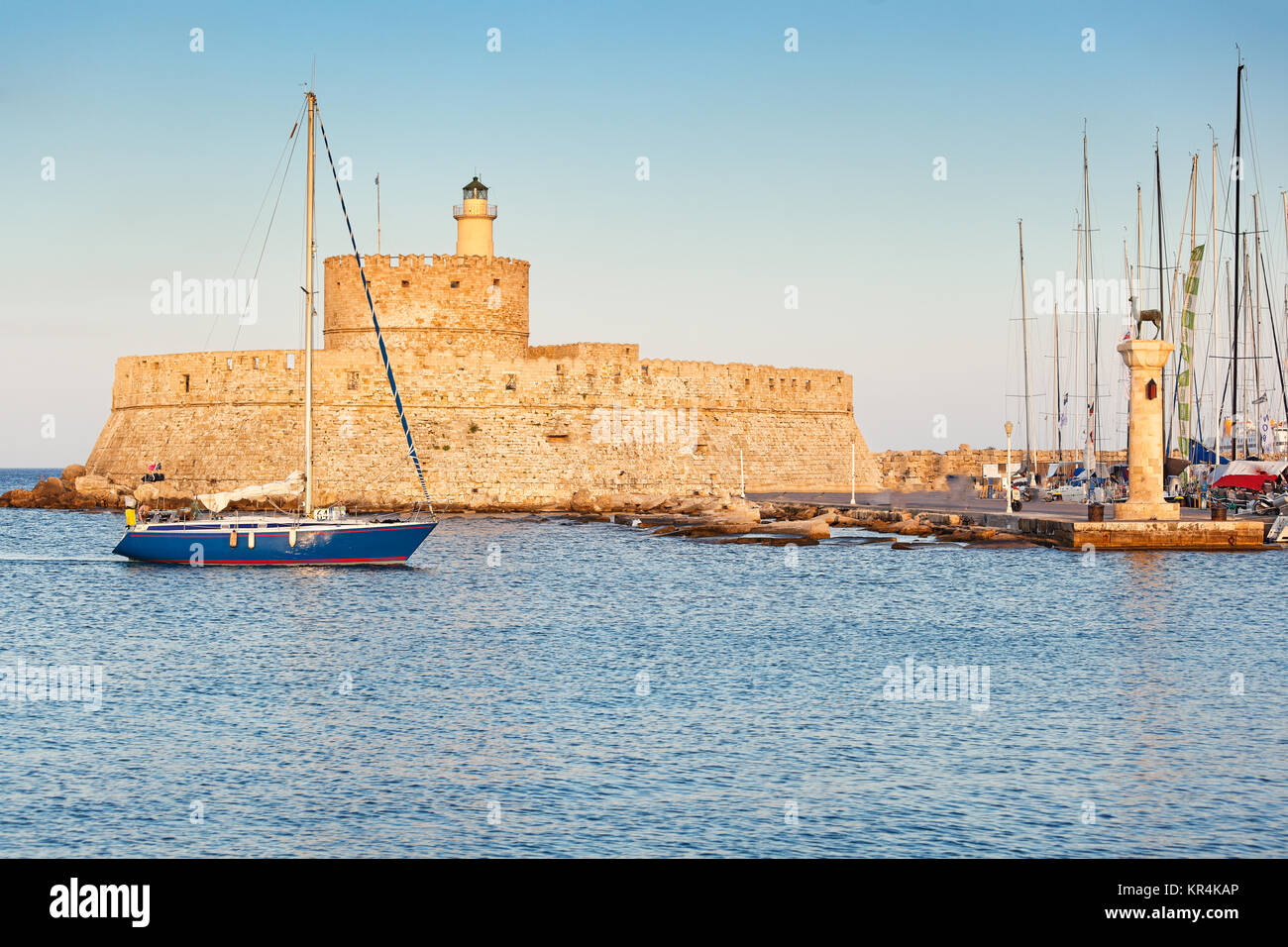 L'ingresso con i cervi del vecchio porto di Rodi, Grecia Foto Stock