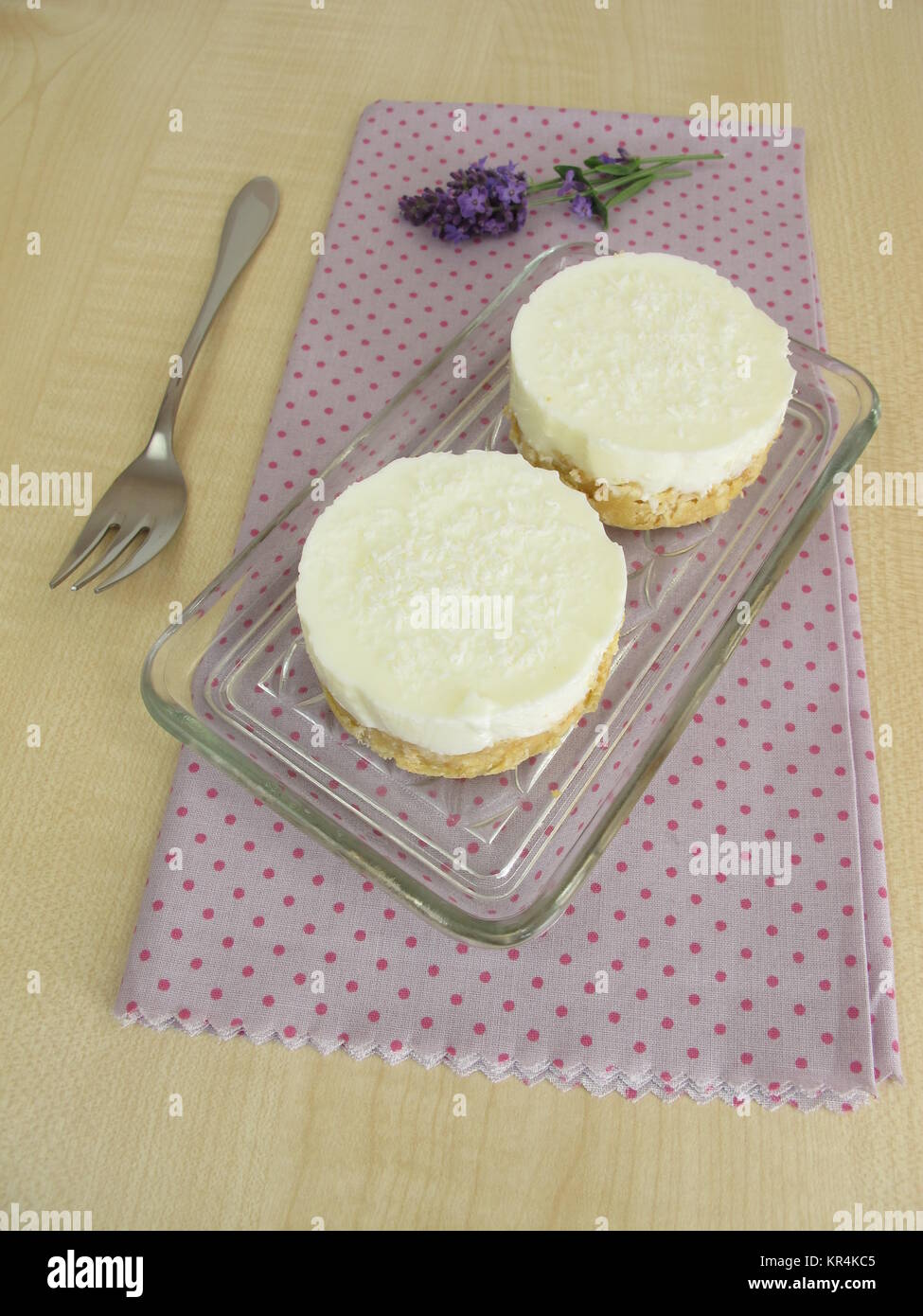 yogurt e torta di cocco con base di crumb biscotto come torta senza cottura Foto Stock