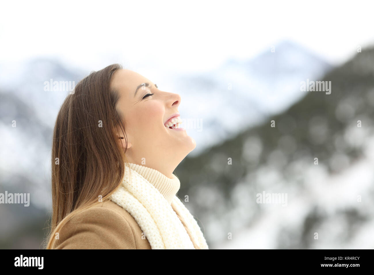 Vista laterale verticale di una femmina di respirazione profonda aria fresca in una montagna innevata in vacanze invernali Foto Stock