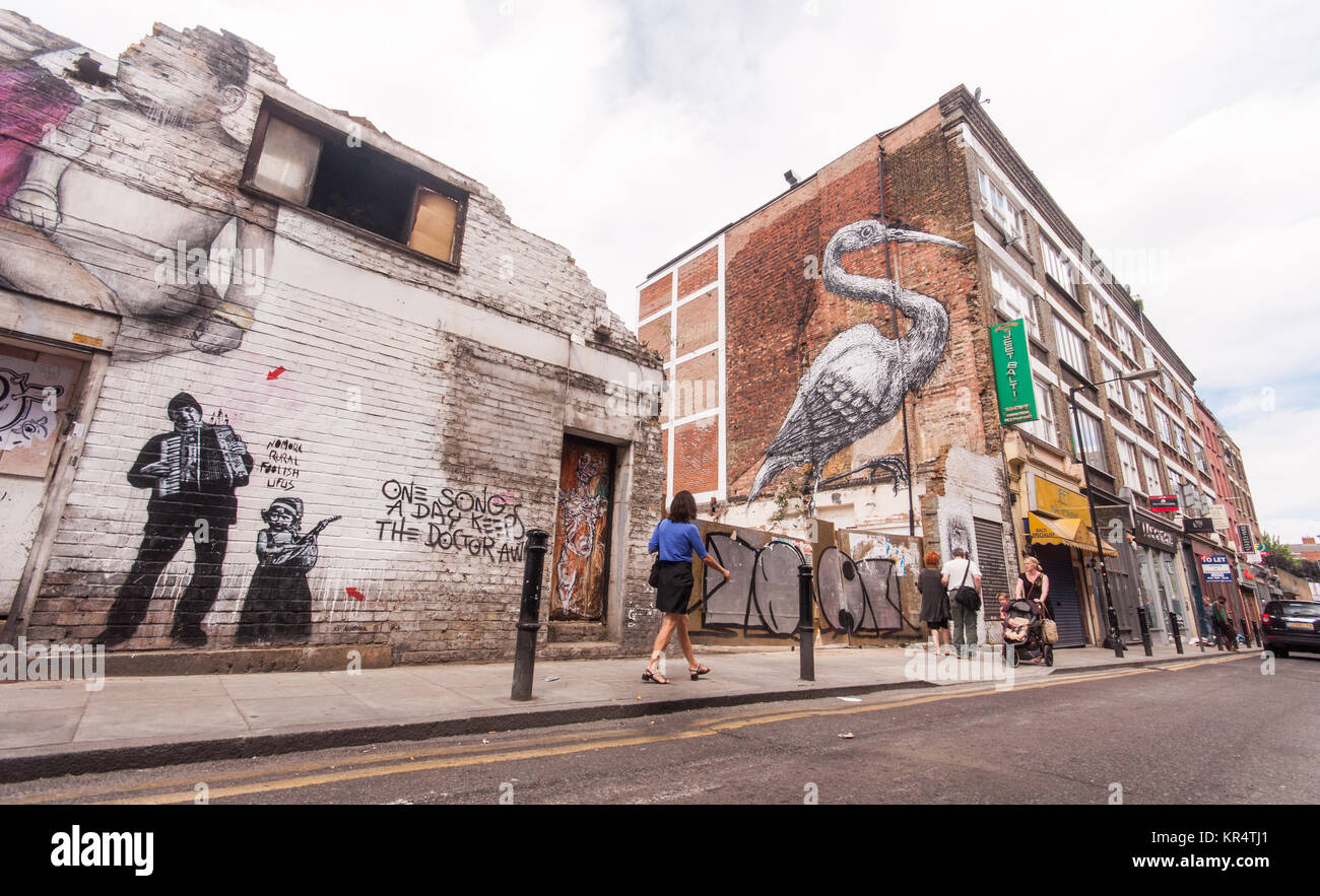 London, England, Regno Unito - 4 Luglio 2010: graffiti murali dipinti su case abbandonate e di edifici per uffici in Hanbury Street vicino a Brick Lane a Londra in Oriente Foto Stock