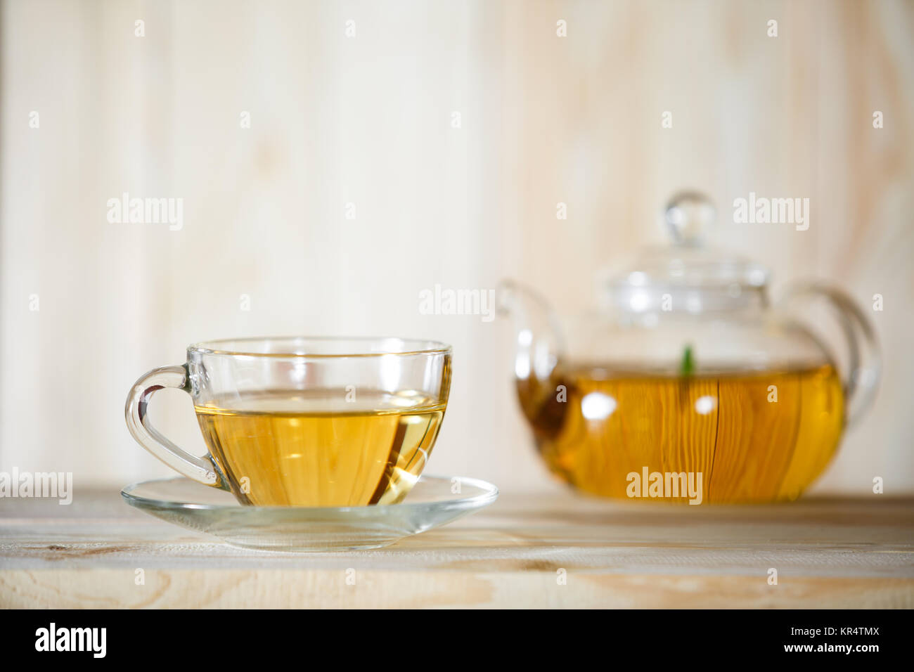 A base di erbe calde tè sano con ingredienti e vitamina nel cafe tabella colore bianco. Vetreria. Posto di copia incolla. Foto Stock