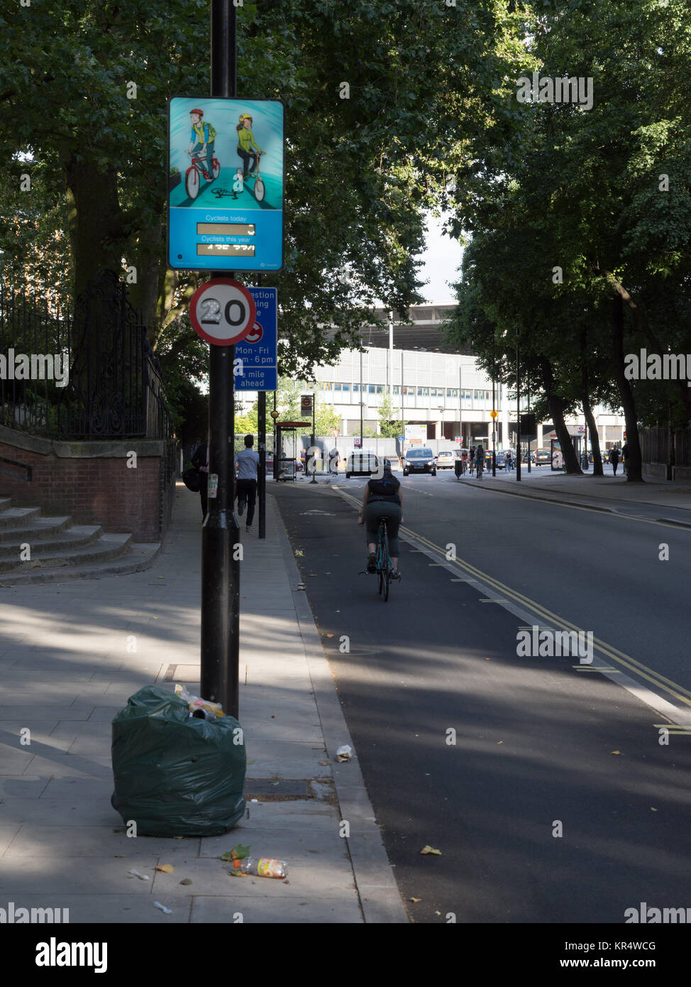 Londra, Inghilterra - Luglio 25, 2016: I ciclisti utilizzare introdotti di recente "' segregata ciclo a gradini corsie di marcia su Pancras Road in Camden, costruito in risposta al co Foto Stock