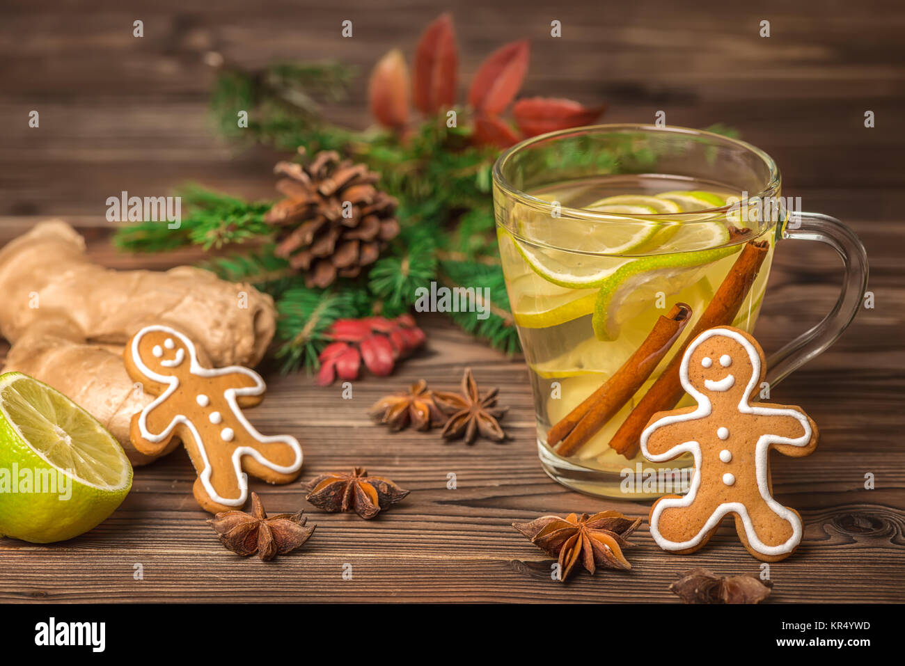 Natale vin brulè con zenzero e lime e cannella su sfondo di legno, sfondo per le vacanze Foto Stock