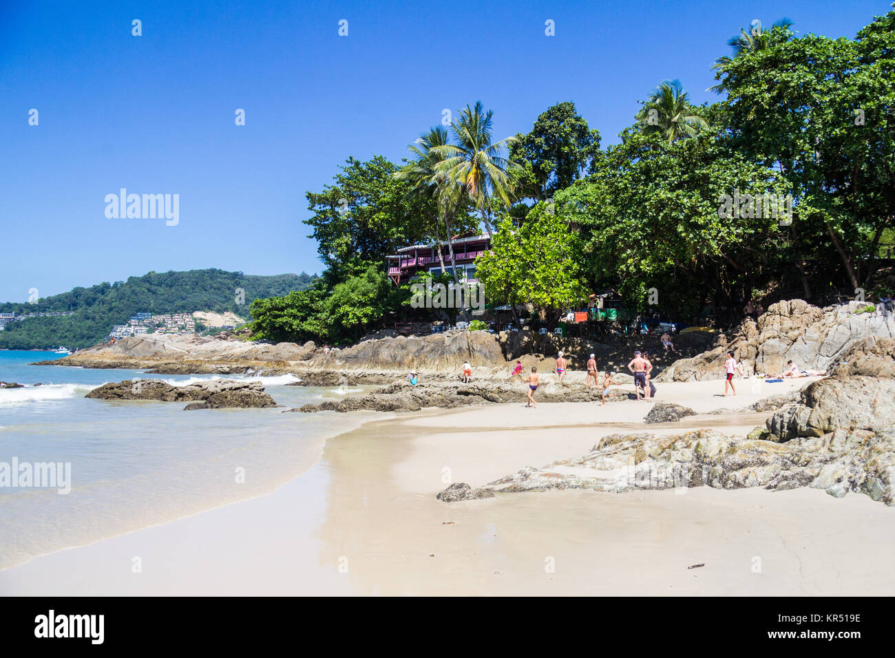 L'estremità nord della spiaggia di Patong, Phuket, Thailandia su una calda giornata di sole Foto Stock